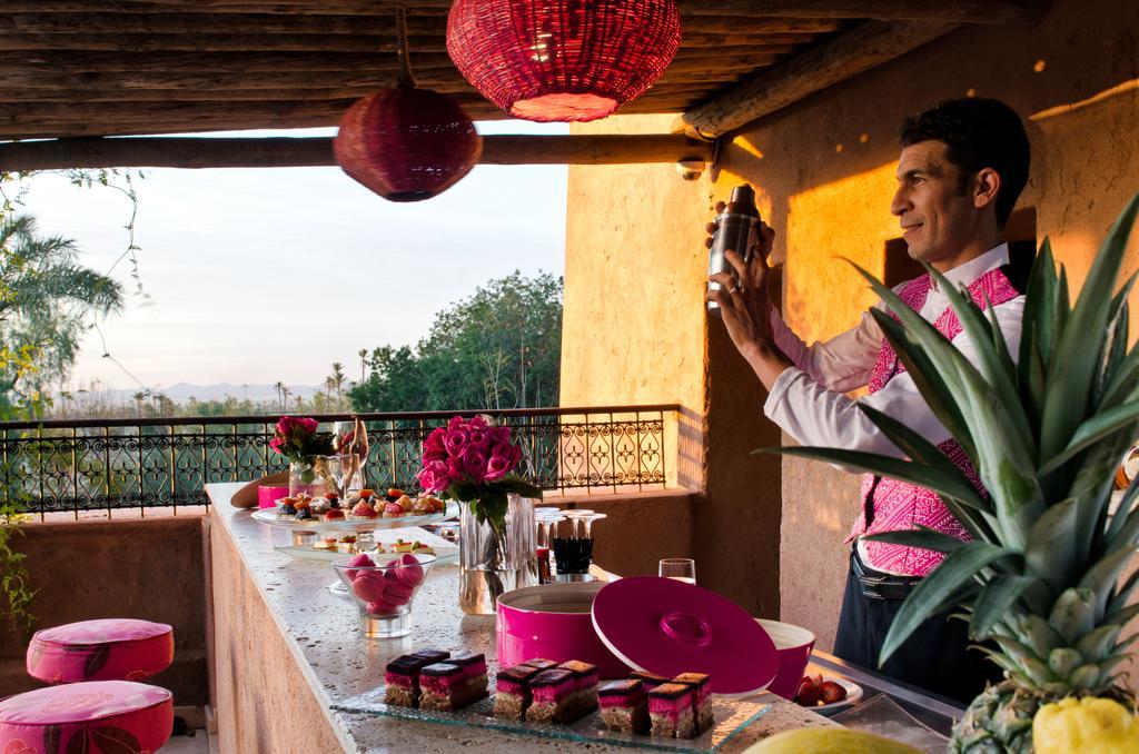 Tigmiza Boutique Hotel & Spa Ouled Jelal Bagian luar foto A bartender at work