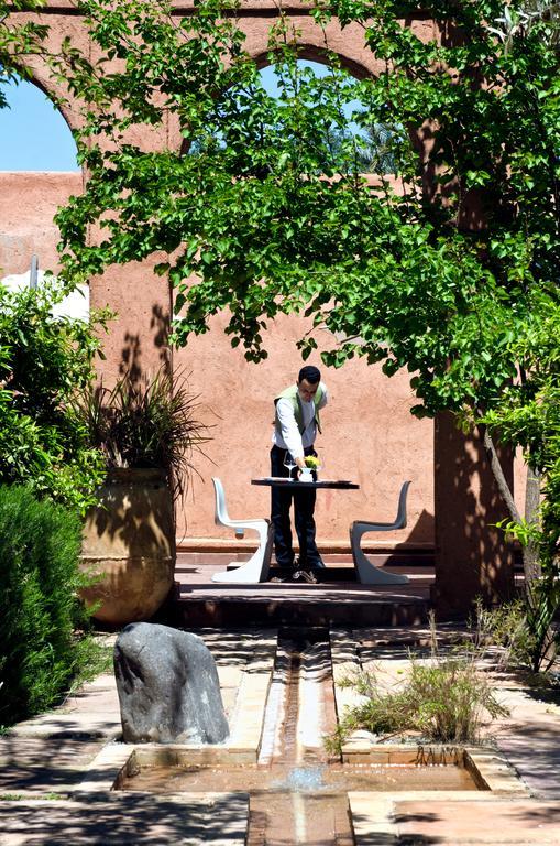 Tigmiza Boutique Hotel & Spa Ouled Jelal Bagian luar foto A student studying in the courtyard of the library